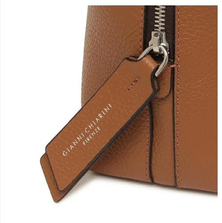 GIANNI CHIARINI 棕色皮包特写。 它有一个金属拉链和一个皮革标签，上面写着白色的“GIANNI CHIARINI FIRENZE”。 它是在意大利制造的，散发着永恒的意大利优雅气息。