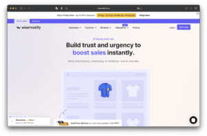 Wisernotify网站主页显示关于建立信任和提升销售的标题，顶部有导航菜单，蓝色衬衫产品图片，以及在线商店的图形。
